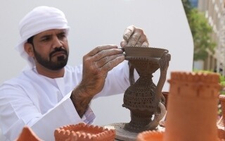 Эмиратский мастер гончарного искусства представляет свои работы на фестивале книги в Эйне