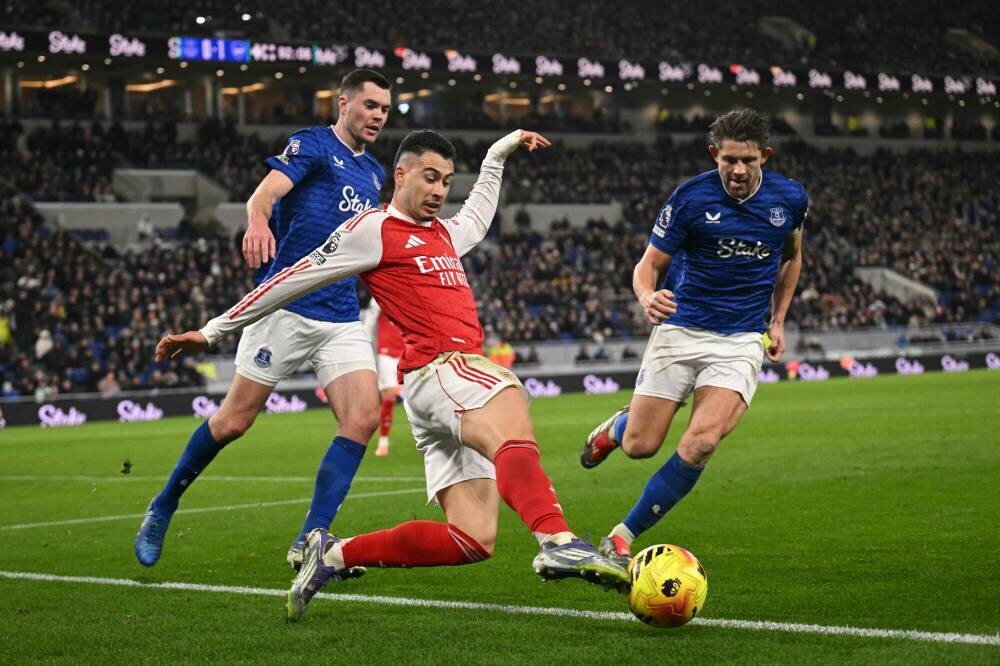 Arsenal leads Premier League after win over Everton