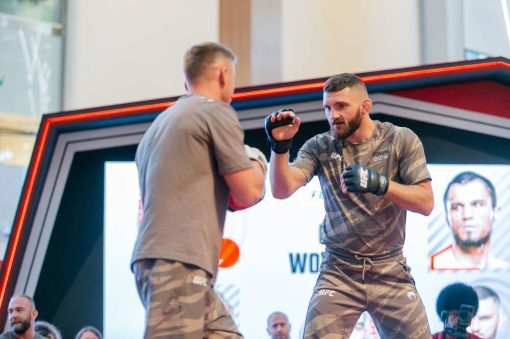 Бойцы UFC тренируются открыто в Yas Mall