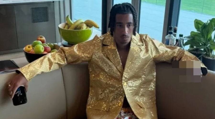 Manchester United Player's Mother Advises Him to Sign Autographs