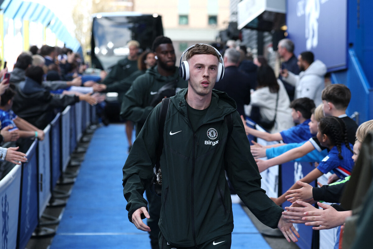 Cole Palmer's Sister Dismisses Transfer Rumors to Manchester United