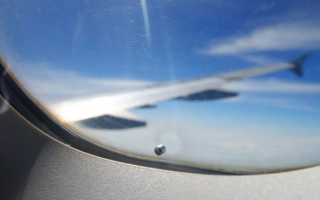 Тайна маленького отверстия в иллюминаторе самолета