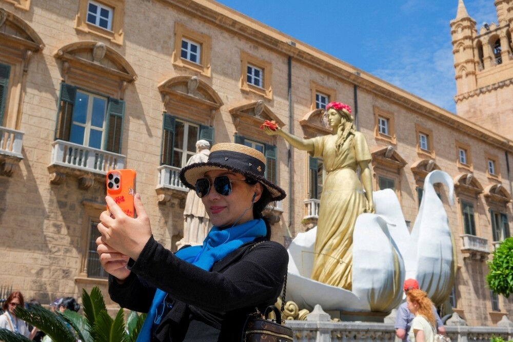 Chinese and Indian Tourists Offset Potential Slowdown in US Tourist Growth to Europe