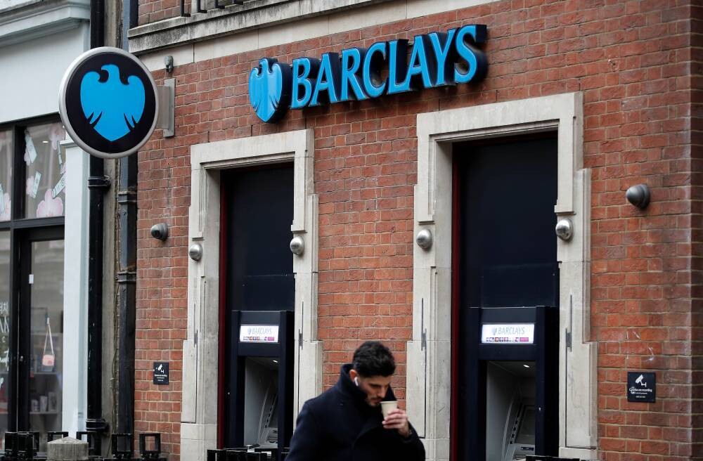Активисты нарушили ежегодное собрание акционеров Barclays в Глазго
