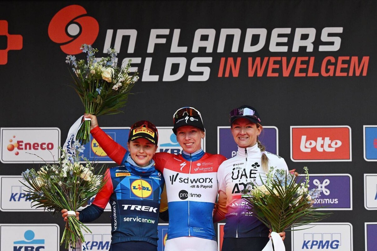 荷兰车手卡罗琳·斯温克斯登上领奖台