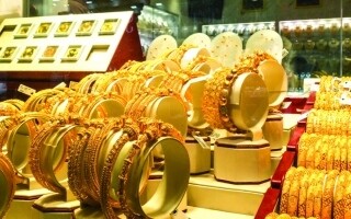 Gold Prices Rise, Shifting Demand to Coins