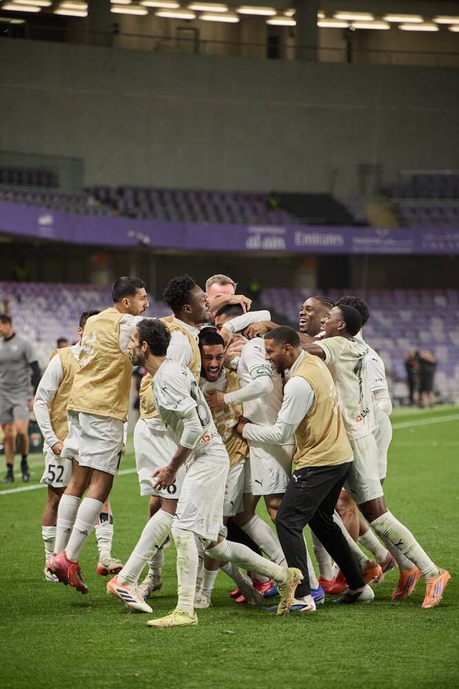 Manchester United Beats City to Strengthen Lead