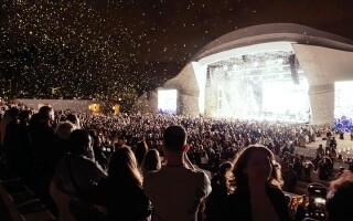 艾莉西亚·凯斯在阿布扎比举办盛大音乐会迎接新年