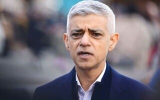 La policía de Londres deja una bolsa de armas fuera de la casa del alcalde