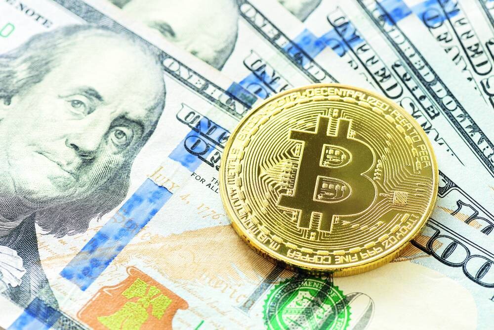 Bitcoin Value Declines Slightly amid Low Trading
