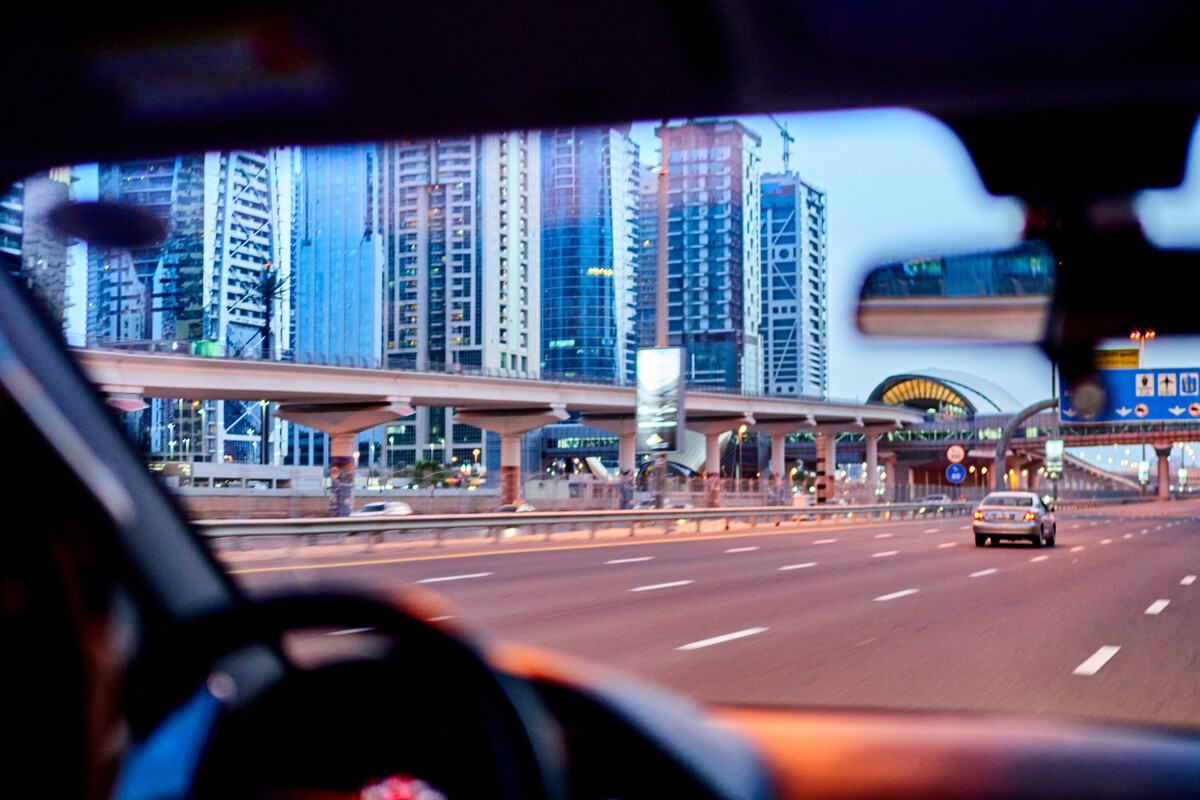 Дубай усиливает проверки для борьбы с незаконной парковкой грузовиков