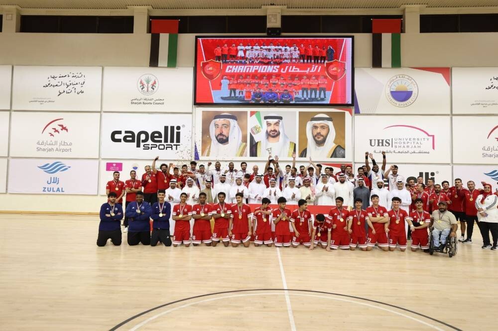 阿联酋手球主席向沙迦颁发联合会杯