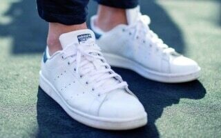 Опасность ношения спортивных кроссовок без носков, согласно журналу Stylebook