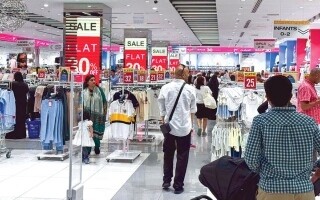 Disputa de Descuentos en EAU: Consumidores vs. Minoristas