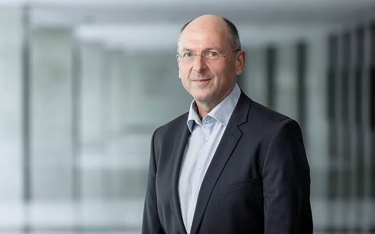 Emirates: Finance Director Steps Down for Personal Reasons