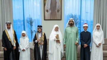 迪拜统治者表彰古兰经诵读比赛获奖者