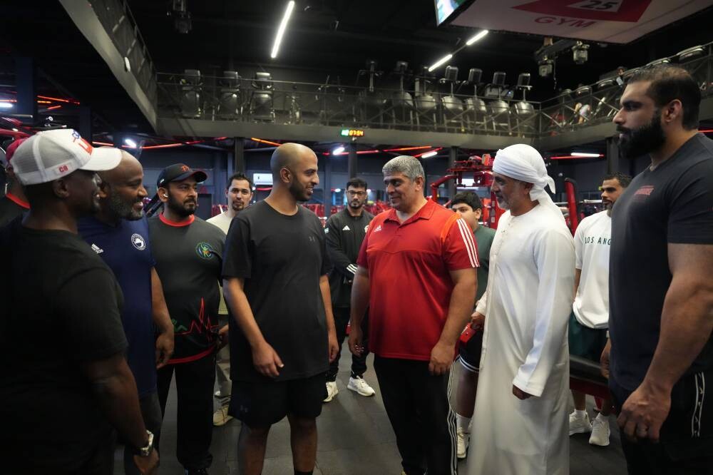 Príncipe heredero de Ras Al Khaimah inspeiona el reto de acondicionamiento físico