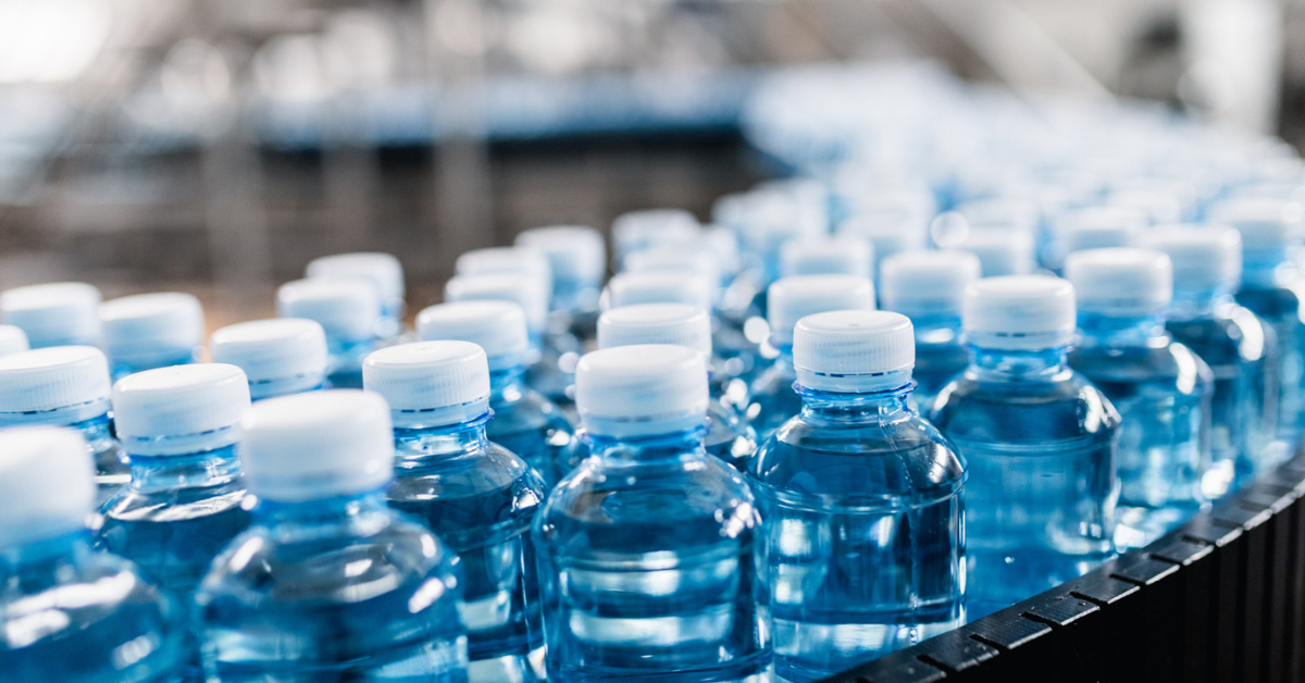 В Шардже предупредили о пожарной опасности пластиковых бутылок в автомобилях