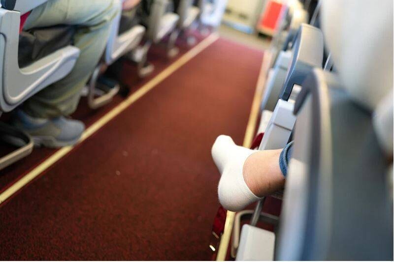 Опасная привычка снимать обувь в самолете