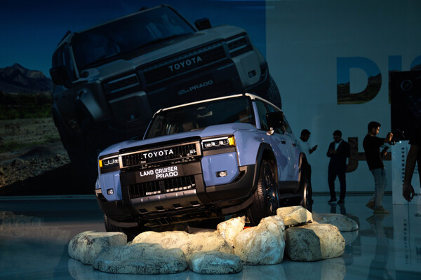 Новый Toyota Land Cruiser Prado с революционной гидроусилителем в ОАЭ