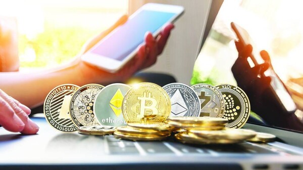 El bitcoin cae por debajo de los 83.000 dólares