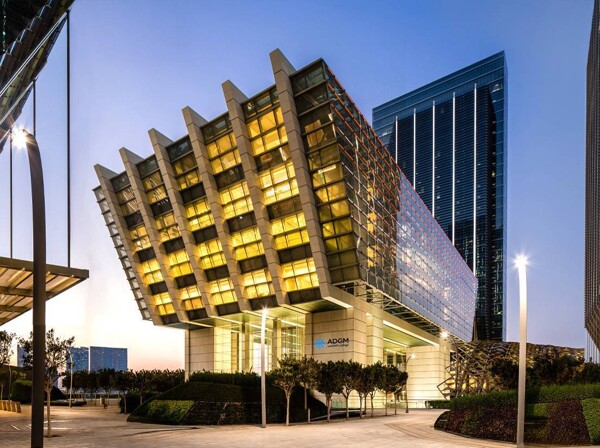 Абу-Даби выпустил Административные правила на 2025 год