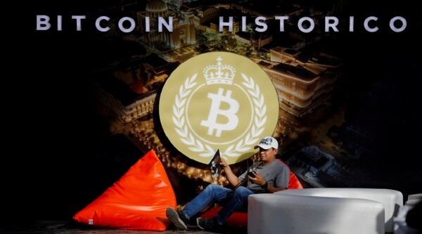 Биткоин борется за выход из пропасти в $330 млрд