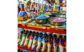 Художественное празднование на рынке Дейра в Дубае