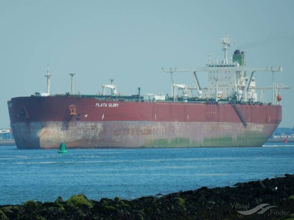 Trafigura загружает дизельное топливо на супертанкере на Ближнем Востоке для западного направления