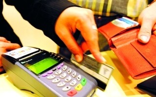 Дискуссия о дополнительных комиссиях за оплату кредитной картой в ювелирных магазинах Дубая