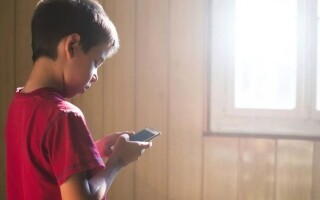 El creciente problema de la soledad entre niños y jóvenes