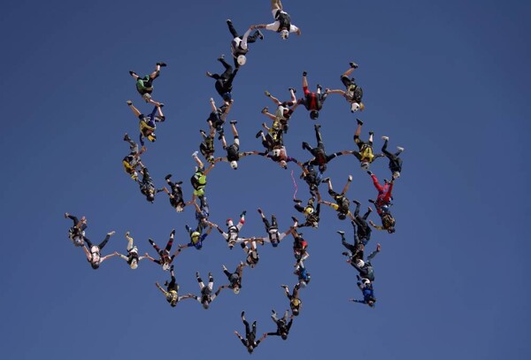 Skydive Dubai устанавливает национальные рекорды в парашютном спорте