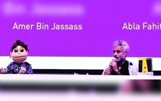 Популярная кукла 'Abla Fahita' подписывает свою первую книгу на Международной книжной ярмарке в Абу-Даби