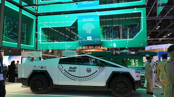 Tesla Cybertruck присоединился к полиции Дубая