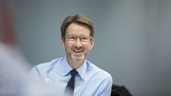 Глава Informa лорд Стивен Картер переехал в ОАЭ и ушел в отставку из Палаты лордов