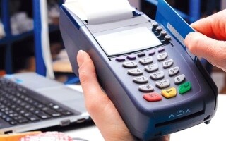 В ОАЕ продолжают взимать незаконные комиссии за оплату картами