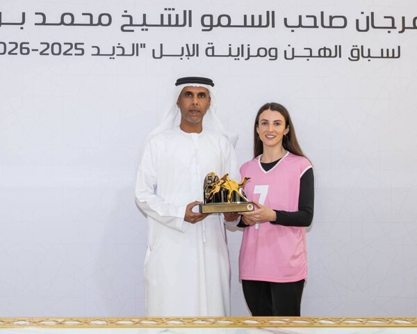 英国和巴基斯坦选手在沙迦骆驼赛马节中获胜