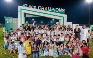 Клуб Эмираты празднует победу команды Соколов в чемпионате по футболу