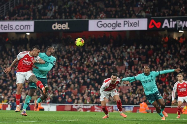 Arsenal Leads Premier League Thanks to Own Goals