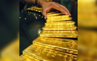 Цены на золото снижаются, поскольку инвесторы ожидают больше экономических данных США