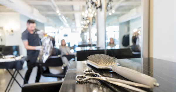 Владелицу салона в Дубае оштрафовали на 250 тысяч дирхамов за нелегальных работников