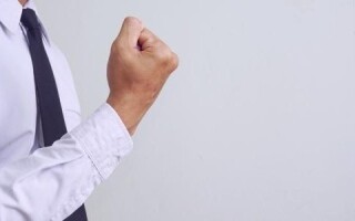 Три привычки, которые подрывают вашу уверенность в глазах окружающих