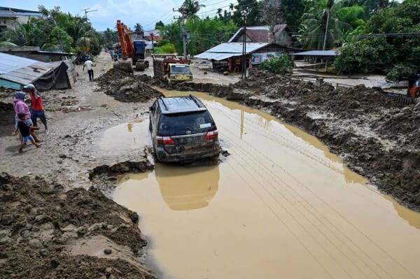 Более 600 человек погибли из-за наводнений и оползней