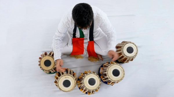 印度学生用古典乐器演奏阿联酋国歌