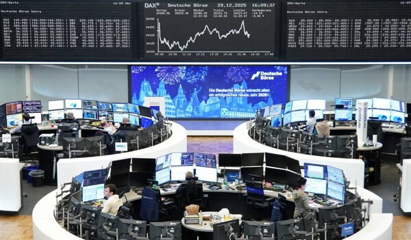 European stocks rise to record highs