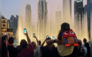 Фонтан Дубая завораживает посетителей