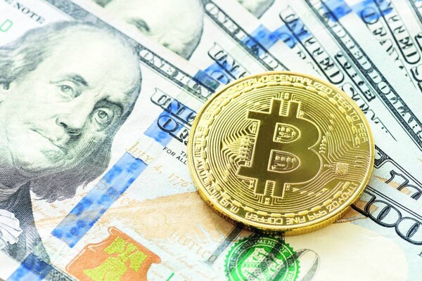 Bitcoin Value Declines Slightly amid Low Trading