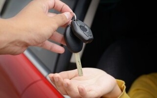 Автосалоны соревнуются с нулевыми процентными ставками и бесплатным обслуживанием