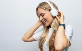Doctor Warns of Hearing Loss Risks from Headphones