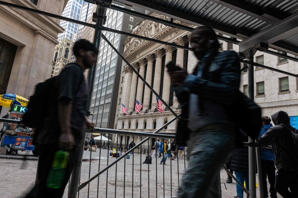 Global Investors Shed Assets Over Economic Crisis Fears